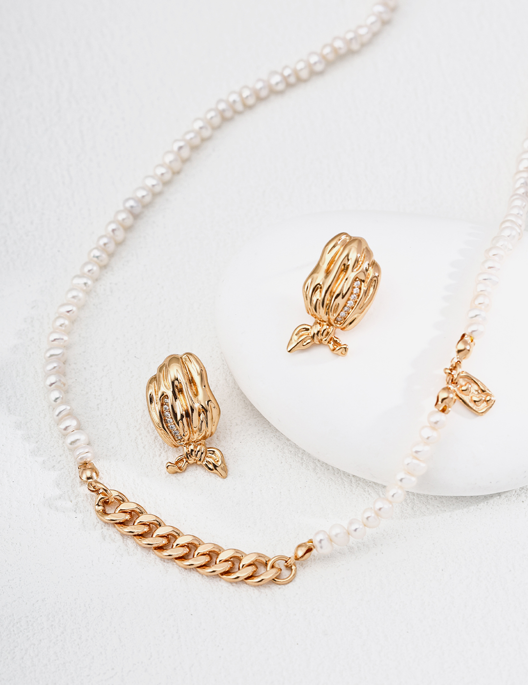 Pearl and Gold Chain Link Necklace - Image 4